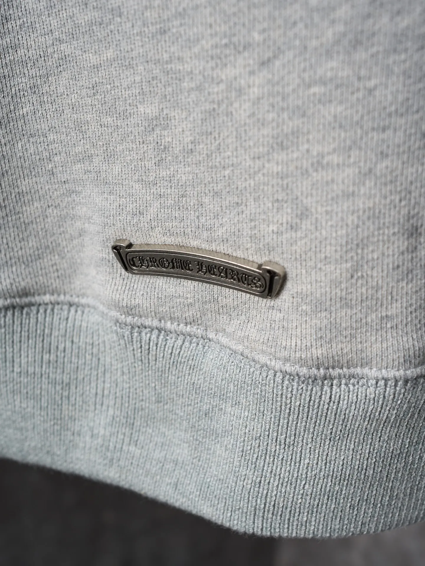 P480 Actual auction] Chrome Hearts/Ch cross logo patch embroidered hooded sweatshirt [Ready stock] S M L XL custom-made heavyweight fortress interwoven air cotton, full of texture, thick and solid, based on high-end ash tone, with a coexistence of vicissitudes and elegance. With the Chrome heart cross patch embroidery decoration on the chest, it becomes the ultimate interpretation of dark Gothic style. CH Gothic font is the finishing touch on the back panel. Let the totem become your spiritual thorn. The logo iron plate sways slightly with the swing of the body, adding a sense of movement and vitality. It is unobtrusive but has an indescribable aura. It interprets the perfect blend of retro and luxury. It adopts imported machine patch embroidery technology and uses advanced computer control systems and precise mechanical components to realize the Chrome Hearts logo patch embroidery operation. It presents an embroidery effect with both clarity and three-dimensionality. The fabrics have been washed and have a better hand feel and are not easily deformed. Not easy to shrink, not easy to fade, maintain long-term beauty, loose fit